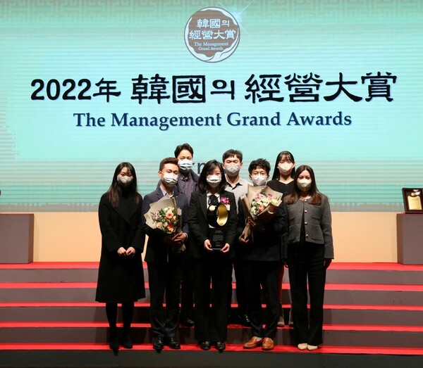 6일 서울시 중구에 위치한 신라호텔에서 개최된 '2022 한국의 경영대상'에서 (앞에서 왼쪽 세 번째)KB국민은행 오순영 AI금융센터장과 직원들이 기념촬영을 하고 있다.