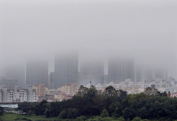 중부지방을 중심으로 매우 많은 비가 내린 6일 오전 인천시 송도국제도시가 짙은 안개로 덮여 있다.