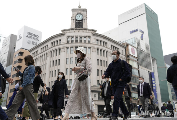 일본 도쿄 쇼핑가 긴자 거리에서 지난 3월21일 코로나19 예방을 위해 마스크를 착용한 시민들이 횡단보도를 건너고 있다. 2022.12.15.