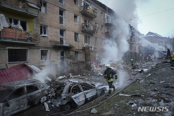 지난 11월23일 우크라이나 수도 키이우 외곽 비슈고로드 마을에서 러시아의 포격으로 발생한 화재를 소방관들이 진압하고 있다. 러시아가 우크라이나에 60발이 넘는 미사일을 발사했다고 우크라이나 공군 대변인이 16일 밝혔다.