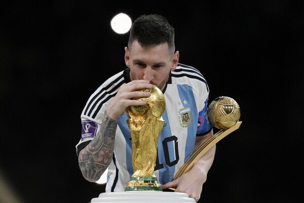 아르헨티나의 리오넬 메시가 18일(현지시간) 카타르 루사일 스타디움에서 열린 프랑스와의 2022 카타르 월드컵 결승전에서 승리한 후 최우수선수상인 골든볼을 들고 우승컵에 입 맞추고 있다.