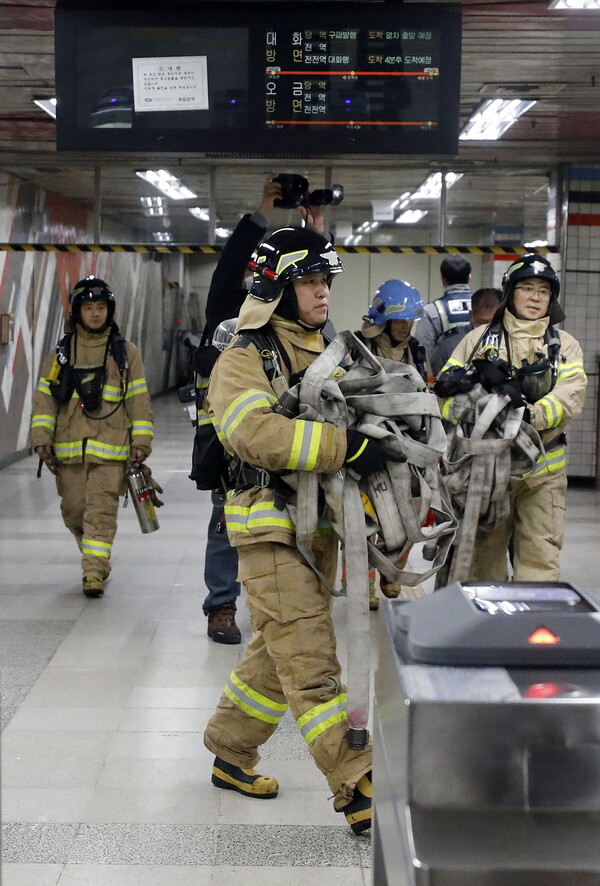 23일 서울 지하철3호선 독립문역에서 소방대원이 화재 진압을 마치고 이동하고 있다. 무악재역-독립문역 구간 선로에 화재가 발생해 열차 운행이 중단됐다.