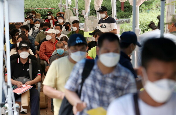 외국인 노동자들이 5일 오후 서울 구로구 예방접종센터에서 백신 접종 받기 위해 대기하고 있다. 2021.09.05.