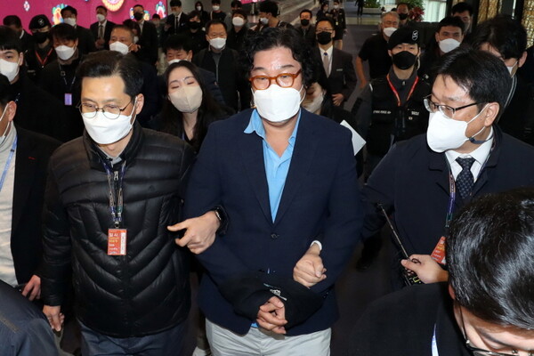 해외 도피 중 태국에서 체포된 김성태 쌍방울 전 회장이 17일 인천국제공항을 통해 귀국하고 있다.