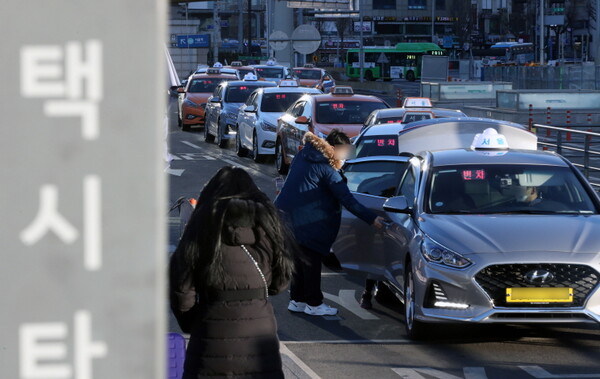 24일 서울역 택시승강장에서 승객들이 택시를 이용하고 있다.