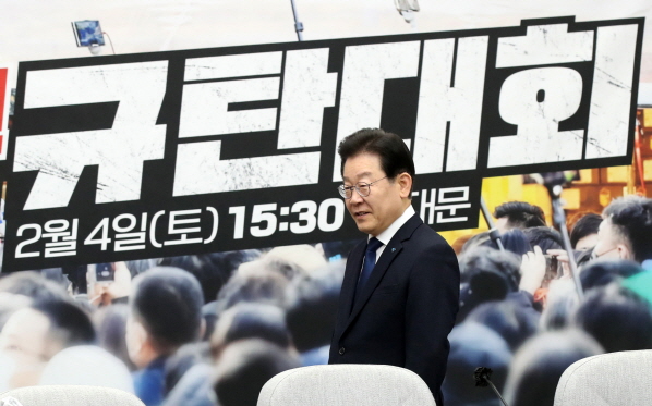 이재명 더불어민주당 대표가 3일 오전 서울 여의도 국회에서 열린 확대간부회의에 참석하고 있다.
