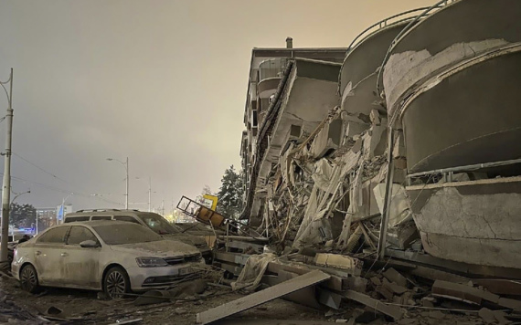튀르키예 남부 지카흐라만마라슈주 인근에서 규모 7.8의 강진이 발생해 디야르바키르의 무너진 건물 앞 차량이 파손돼 있다. 디야르바키르=AP 