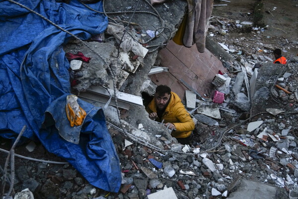 6일(현지시간) 튀르키예 남부 아다나에서 한 남성이 지진으로 파괴된 건물 잔해를 수색하고 있다. 이날 새벽에 발생한 지진과 여진으로 튀르키예와 시리아에서의 사망자 숫자는 늘어가고 있다.