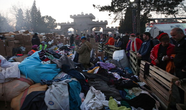 12일 오후(현지시간) 튀르키예 카라만마라슈주 시내 지진피해 인근 이재민 보호소에서 이재민들이 구호물품을 살펴보고 있다.