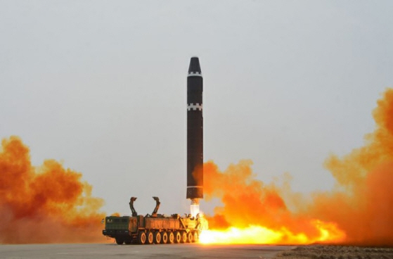 북한이 18일 오후 대륙간탄도미사일(ICBM) '화성-15형'을 고각 발사했다고 밝혔다. (사진=노동신문 캡처)
