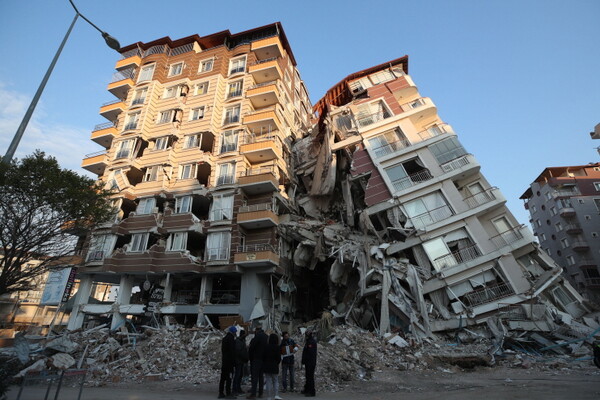 11일 오후(현지시간) 튀르키예 하타이주 안타키아 시내 건물이 지진으로 무너져 있다.