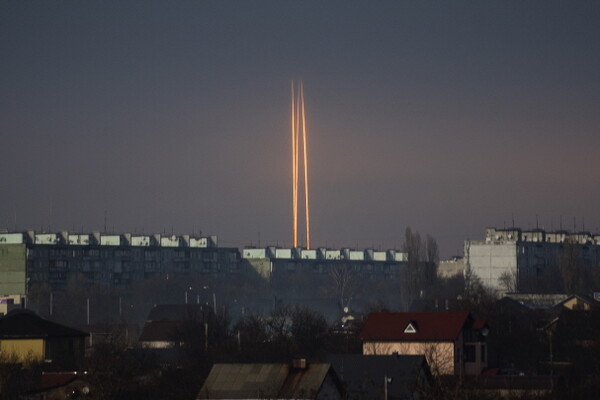 9일(현지시간) 새벽 러시아 벨고로트에서 우크라이나를 향해 로켓 3발이 발사되고 있다.