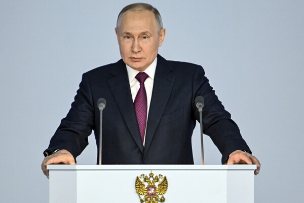 블라디미르 푸틴 러시아 대통령이 21일(현지시간) 모스크바에서 연례 국정연설을 하고 있다. 푸틴 대통령은 이날 미국과의 신전략무기감축협정(뉴스타트 조약) 참여를 중단한다고 선언하고 "미국이 핵실험을 재개하면 러시아도 재개할 것"이라고 경고했다. 2023.2.22.