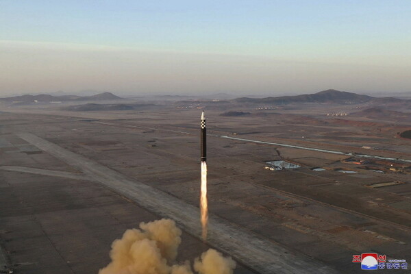 북한 조선중앙통신이 제공한 사진에 16일 북한군이 평양 순안 일대에서 대륙간탄도미사일(ICBM)을 시험 발사하고 있다.