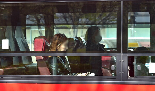20일 오후 대구 한 도로를 지나는 버스에 마스크를 벗은 승객과 착용한 승객이 탑승해 있다.
