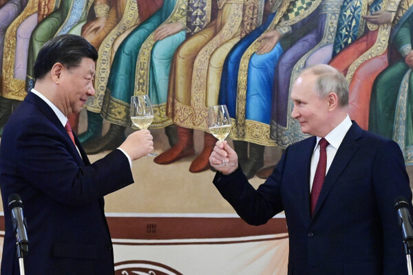 블라디미르 푸틴(오른쪽) 러시아 대통령과 시진핑 중국 국가주석이 21일(현지시간) 모스크바 크렘린의 궁전에서 열린 만찬 중 건배하고 있다.