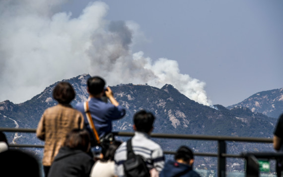 2일 오전 11시54분쯤 서울 종로구 인왕산에서 화재가 발생해 연기 피어오르고 있다. 소방당국은 장비 22대와 인력 69명을 투입해 진화 작업을 벌이고 있다.