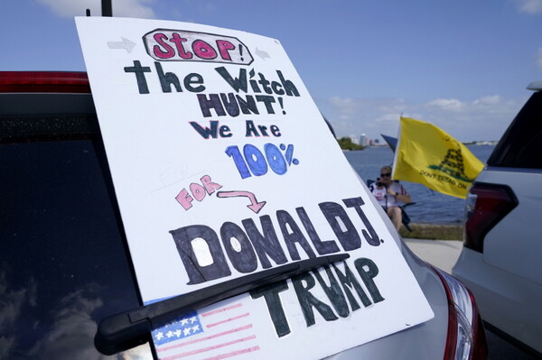 트럼프가 뉴욕에서 기소된 후 그의 마러라고 별장이 있는 플로리다주 팜비치의 한 차량에 부착되어 있는 트럼프 지지자들의 "트럼프의 마녀사냥을 중지하라"는 구호.