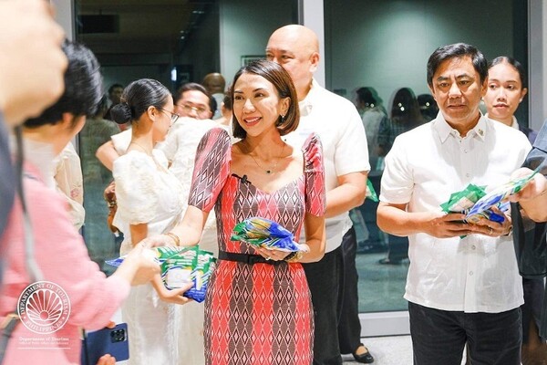 크리스티나 프라스코 필리핀 관광부 장관이 자국을 찾은 한국인 관광객들을 환영하기 위해 직접 공항에 나왔다. (사진=필리핀 관광부 제공)