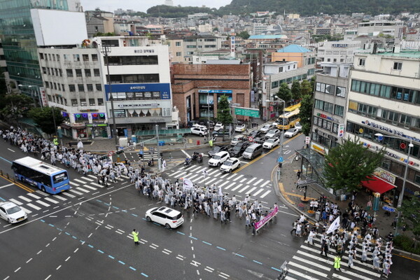전국철도노동조합 조합원들이 28일 오후 서울 용산구 한강대로 인근에서 철도민영화 반대 집회를 하고 용산 대통령실 방향으로 행진하고 있다.