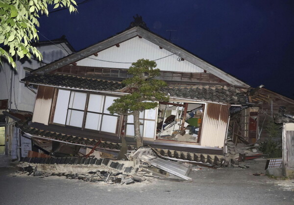 5일 일본 이시카와현 스즈시에서 강진으로 붕괴된 주택의 모습이다. 이날 강한 지진이 발생했지만 쓰나미 위협에 대한 보고는 없었다.