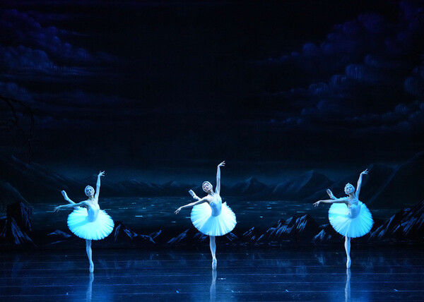 2021백조의호수(인천)1막2장_세마리백조 -ⓒ Universal Ballet_ Photo by Kyoungjin Kim 117