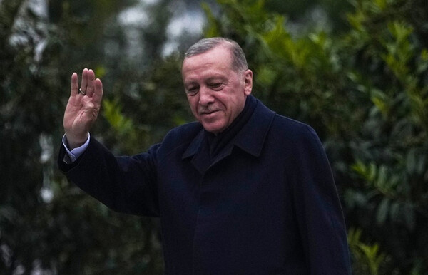 28일(현지시간) 레제프 타이이프 에르도안 튀르키예 대통령이 이스탄불 자신의 관저에서 지지자들을 향해 손을 흔들고 있다.