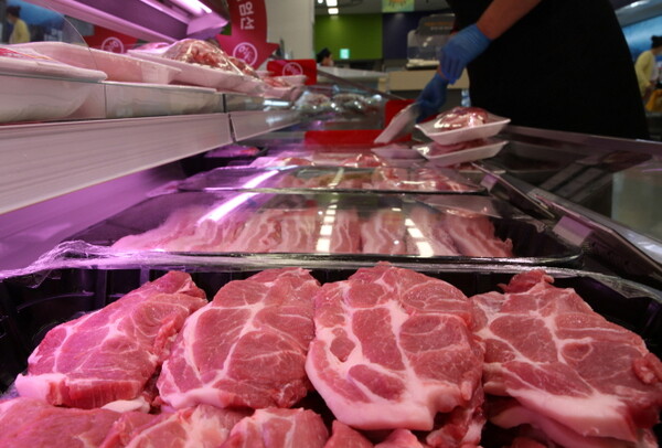 경기 성남의 한 대형마트에 진열된 돼지고기 모습. /뉴시스