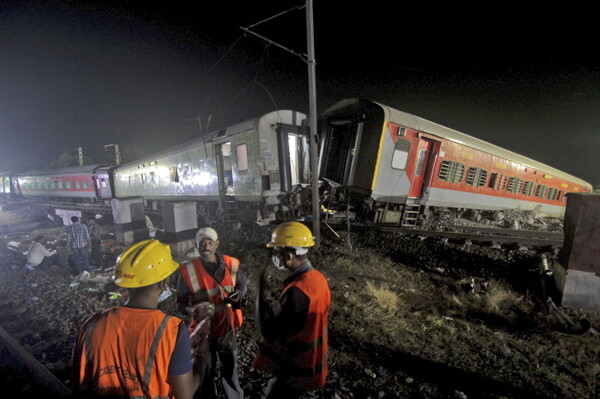 [AP/뉴시스] 구조대원들이 2일(현지시간) 인도 동부 오디샤주 발라소레 지역에서 발생한 열차 충돌 탈선 사고현장에서 구조작업을 하고 있다.