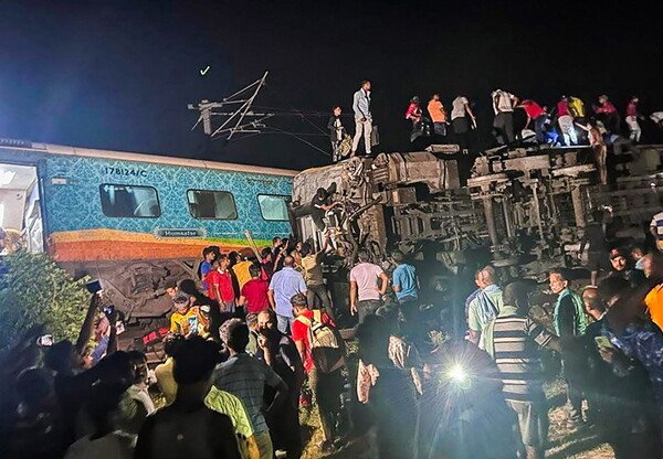 [AP/뉴시스] 구조대원들이 2일(현지시간) 인도 동부 오디샤주 발라소레 지역에서 발생한 열차 충돌 탈선 사고현장에서 구조작업을 하고 있다.