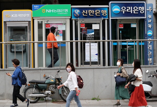 2일 오전 서울 한 시중은행 ATM기 앞으로 시민이 지나가고 있다./뉴시스