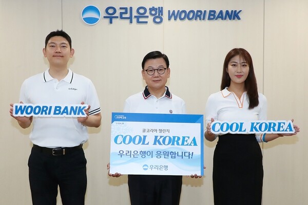 이원덕 우리은행장(가운데)이 서울 중구 우리은행 본점에서 직원들과 쿨코리아 챌린지에 동참해 에너지 절약을 다짐하고 있다. (사진=우리은행 제공)