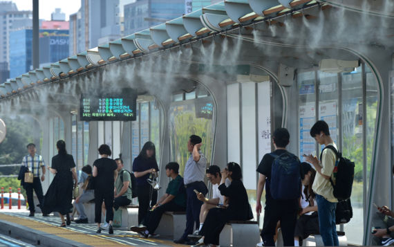 기상청은 18일 오전 11시를 기해 서울 전역에 폭염주의보를 발효한다고 밝혔다. 사진은 폭염주의보가 발효된 지난 17일 오후 대구 동대구역 앞 버스정류장에서 시민들이 쿨링포그로 더위를 식히며 버스를 기다리고 있다. /뉴시스