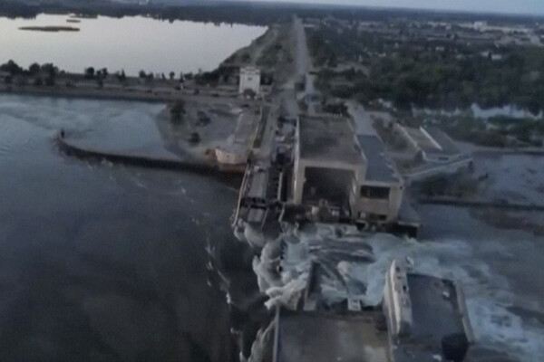 [키이우=AP/뉴시스]러시아가 지난해 2월 침공해 장악하고 있는 우크라이나 남부 헤르손주 노바 카호우카의 댐이 6일(현지시간) 폭파돼 주민 대피령이 내려졌다. 우크라이나 대통령실이 제공한 이미지.