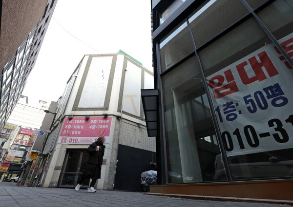 12일 오전 서울 중구 명동 한 건물에 임대 안내문이 붙어있다./사진=뉴시스