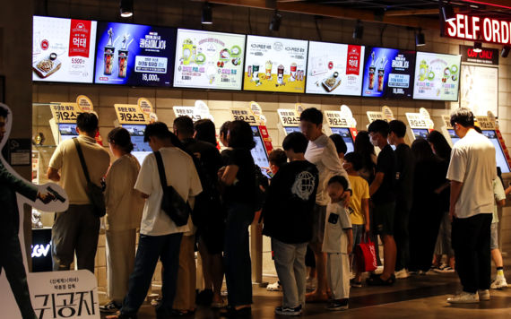 [서울=뉴시스]서울시내 영화관이 시민들로 붐비고 있다.
