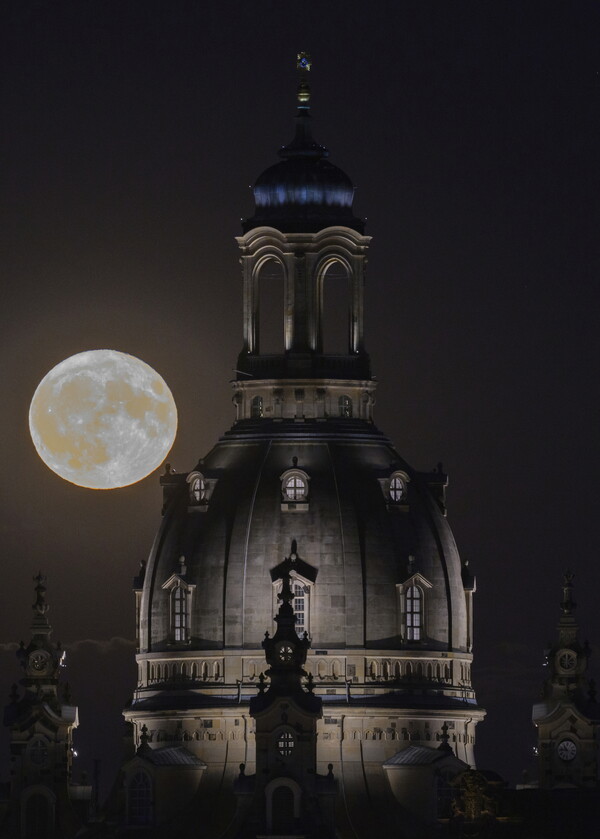 [드레스덴=AP/뉴시스] 3일(현지시각) 독일 드레스덴의 프라우엔 교회 뒤로 올해 첫 슈퍼문이 뜨고 있다. 7월 슈퍼문은 '벅문'(Buck Moon)이라고도 불린다. 2023.07.04.