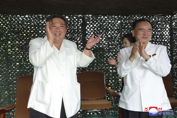 [평양=AP/뉴시스] 북한 조선중앙통신이 13일 제공한 사진에 김정은 북한 국무위원장이 12일 대륙간탄도미사일(ICBM) '화성-18형' 시험발사를 참관하고 있다. 2023.07.13.