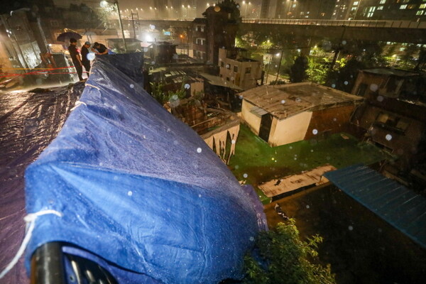 [서울=뉴시스] 13일 오후 폭우로 축대가 무너진 서울 서대문구 홍제천로의 한 도로에 방수포가 덮혀있다. 이날 사고로 인명피해는 없었으나 인근 주민 20가구 46명이 대피했다.
