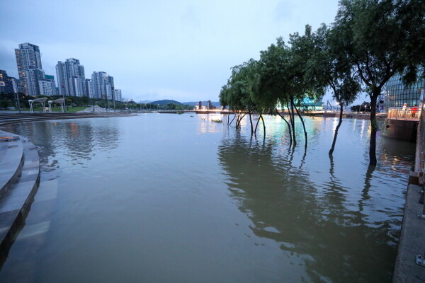 [서울=뉴시스] 수도권에 호우주의보가 발효되는 등 많은 비가 내리는 13일 오후 서울 서초구 반포 한강공원 수변무대가 불어난 한강물로 침수돼 있다.