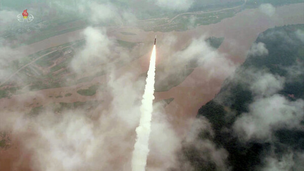 조선중앙TV가 전날 있었던 ICBM 화성-18형 시험발사 장면을 13일 공개했다. (사진=조선중앙TV 캡처)