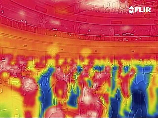 [서울=뉴시스] 서울 지역에 폭염 경보가 내려진 31일 서울시 송파구 롯데월드 아이스링크장에서 시민들이 더위를 피하고 있다. 열화상 카메라로 촬영한 사진은 온도가 높을수록 붉은색, 낮을수록 푸른색을 나타낸다. 2023.07.31.