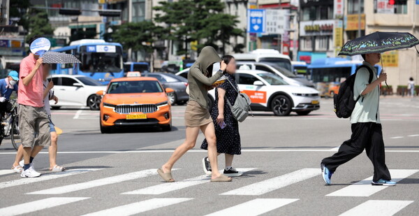 폭염이 이어지는 3일 오후 서울 중구 거리에서 시민들이 발걸음을 옮기고 있다