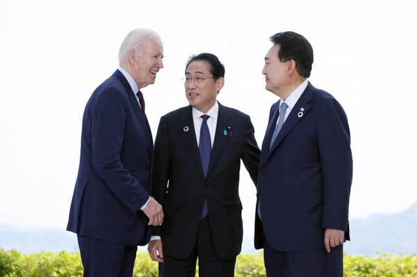 [히로시마=뉴시스] 윤석열 대통령이 21일 히로시마 G7 정상회의장인 그랜드프린스호텔에서 조 바이든 미국 대통령, 기시다 후미오 일본 총리와 한미일 정상회담을 하고 있다.