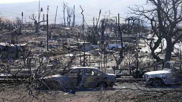 [라하이나=AP/뉴시스]13일(현지시간) 미국 하와이 라하이나에서 화재로 부서진 집들과 차량이 드러나있는 모습.