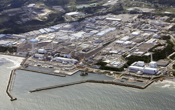 [후쿠시마=AP/뉴시스] 일본 정부와 도쿄전력은 24일 후쿠시마 제1 원자력발전소 오염수(일본 정부 명칭 처리수) 해양 방류를 시작했다. 사진은 하늘에서 본 후쿠시마 제1 원자력발전소. 2023.08.24.
