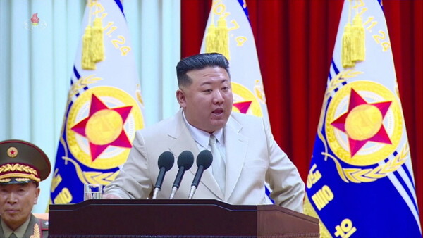 [서울=뉴시스] 북한 김정은 국무위원장이 해군절을 맞아 27일 해군 사령부를 방문했다고 조선중앙TV가 29일 보도하고 있다. (사진=조선중앙TV 캡쳐)