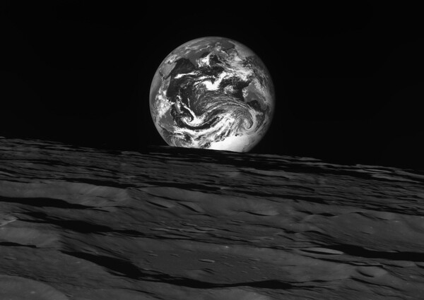 다누리가 지난해 12월24일 달 상공 344㎞에서 촬영한 달 지표와 지구 영상 일부. (사진=한국항공우주연구원 제공)