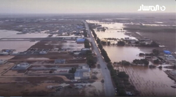 지중해 폭풍 대니얼로 인해 리비아 동부 마르지에 발생한 홍수 모습을 보여주는 리비아 알마사르 TV의 동영상을 캡처한 사진.