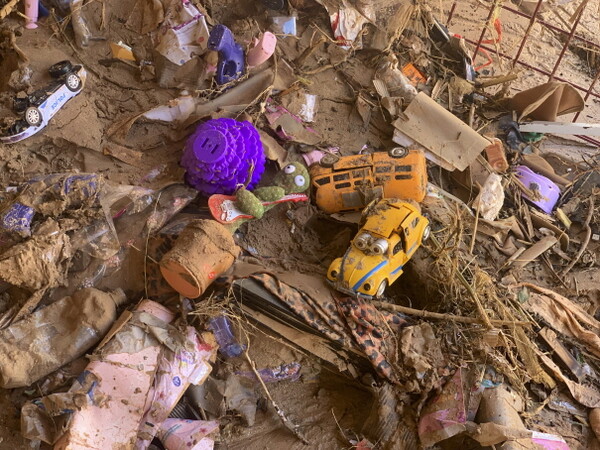 14일(현지시각) 리비아 데르나의 홍수로 파손된 집 근처에 장난감들이 흩어져 있다. 리비아 적신월사는 수색 작업이 계속되면서 데르나 홍수 사망자 수가 약 1만3,000명으로 급증했다고 밝혔다.